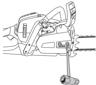 HUSQVARNA 555 - Montage du guide-chaine et de la chaîne - 8