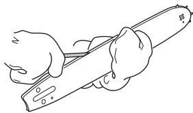 HUSQVARNA 562 XP - Kontrolle der Sägekettenschmierung - 3