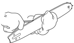 HUSQVARNA 562 XPG - Controle van de kettingsmering - 3