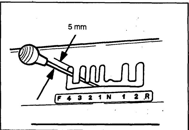 HUSQVARNA 7-23 - Réglage du bras d'oscillation de l'embrayage - 1