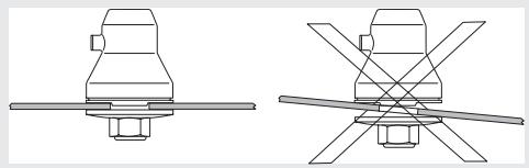HUSQVARNA J-HANDLE KIT 125 L - Montering av klingskydd/ kombiskydd, gräsklinga och gräskniv - 4