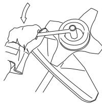 HUSQVARNA J-HANDLE KIT 125 L - Teräsuojuksen/   yhdistelmäsuojuksen, ruohoterän ja   ruohoveitsen asennus - 3