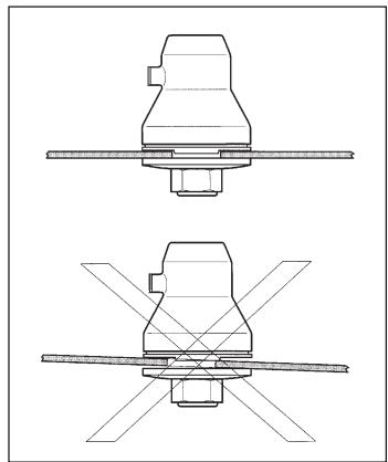 HUSQVARNA J-HANDLE SET 123 L - Assembly of the blade and trimmer head - 1