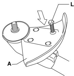 HUSQVARNA 39R - Assembling the blade guard and grass blade - 3