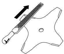 HUSQVARNA 39R - Filing the grass blade - 4