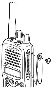 KENWOOD TK-2180 - INSTALACIÓN DE LA TAPA SOBRE EL CONECTOR UNIVERSAL - 1
