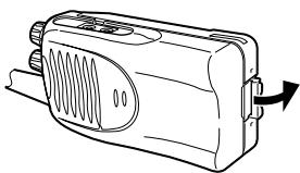 KENWOOD TK-3160 - INSTALACION/ RETIRO DE LA BATERIA RECARGABLE (OPCIONAL) O ESTUCHE DE PILAS ALCALINAS - 2
