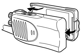 KENWOOD TK-3160 - INSTALLAZIONE E RIMOZIONE DEL PACCO BATTERIA RICARICABILE (OPZIONALE) O DEL RICETTACOLO DELLE PILE ALCALINE - 1
