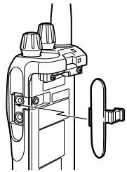 KENWOOD TK-3160 - AFDEKPLAATJE OVER DE LUIDSPREKER/MICROFOON-AANSLUITING BEVESTIGEN - 1