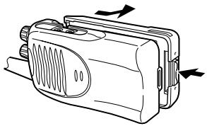 KENWOOD TK-3160 - INSTALLAZIONE E RIMOZIONE DEL PACCO BATTERIA RICARICABILE (OPZIONALE) O DEL RICETTACOLO DELLE PILE ALCALINE - 3