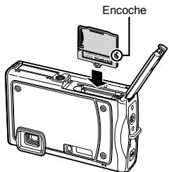OLYMPUS Μ TOUGH-8000 - Insérez l'Adaptateur microSD dans l'appareil photo. - 1