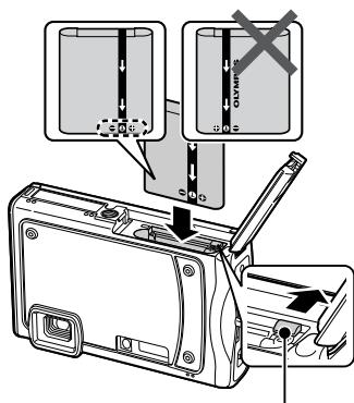 OLYMPUS Μ TOUGH-8000 - Insérer la batterie et la carte xD-Picture Card™ (vendue séparément) dans l'appareil photo - 2