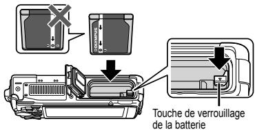OLYMPUS TG-2 - Insertion et retrait de la batterie et de la carte (disponible dans le commerce) - 2
