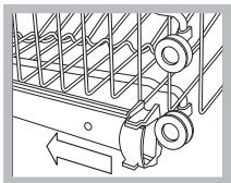 INDESIT DSG573NX - Ne jamais soulever ou abaisser le panier d'un seul côté. - 1