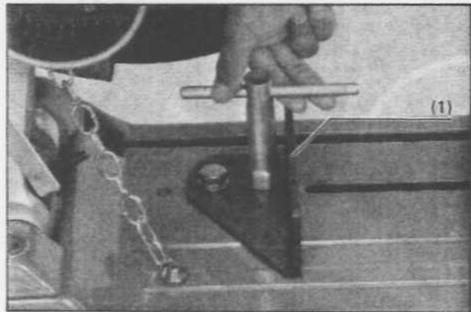 MAKITA 2414 - Modification de l'intervalle entre l'étau et la plaque de guidage - 1