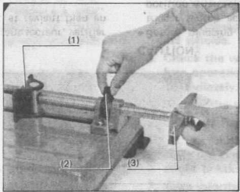 MAKITA 2414 - Fixation de la pièce de tronçonnage - 1