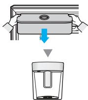 SAMSUNG RT561EBSM - Fermez la porte du réfrigérateur après avoir mis le réservoir d'eau en place. - 2