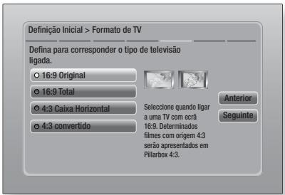 Definição Inicial > Formato de TV Defina para corresponder o tipo de televisão ligada. ○ 16:9 Original ○ 16:9 Total ○ 4:3 Caixa Horizontal ○ 4:3 convertido Seleccione quando ligar a uma TV com ecra 16:9. Determinados filmes com origem 4:3 serão apresentados em Pillarbox 4:3. Anterior Seguinte