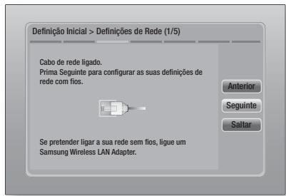 Definição Inicial > Definições de Rede (1/5) Cabo de rede ligado. Prima Seguinte para configurar as suas definições de rede com fios. Se pretender ligar a sua rede sem fios, ligue um Samsung Wireless LAN Adapter.
