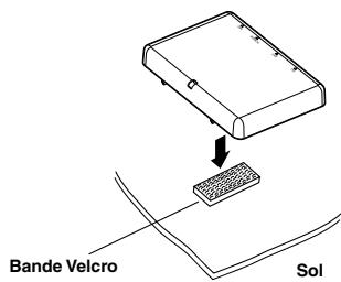 ALPINE KCE-350BT - Fixez un côté de la bande velcro au boîtier. - 1
