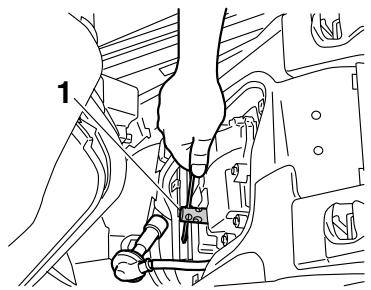 YAMAHA MAJESTY 400 - To remove the spark plug - 3
