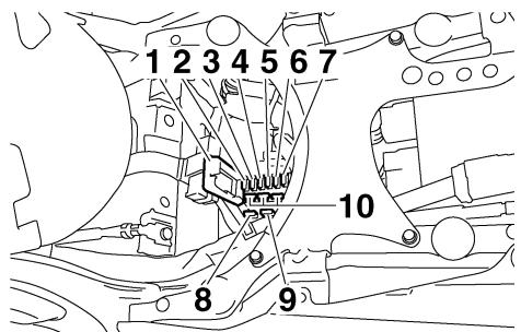 YAMAHA MT-01 - Replacing the fuses - 2