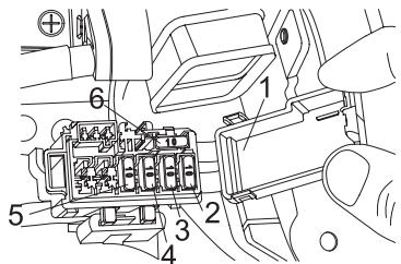 YAMAHA YBR250 - Replacing the fuses - 2