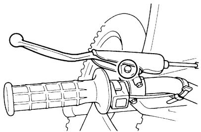 YAMAHA YZ85 LW - Checking and lubricating the throttle grip and cable - 3