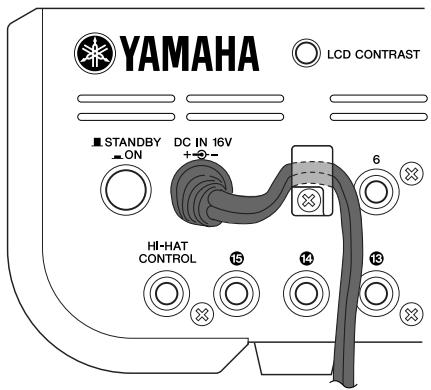 YAMAHA DTXTREME III - Branchez la fiche DC de l'adaptateur secteur fourni sur la prise DC IN située sur le panneau arrière. Pour éviter que le cordon ne se débranche accidentellement, faites-le passer dans le serre-câble, puis resserrez ce dernier. - 1