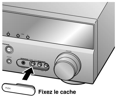 YAMAHA RX-V367 - ■ Fixation du cache d'entrée VIDEO AUX (inclus) - 1