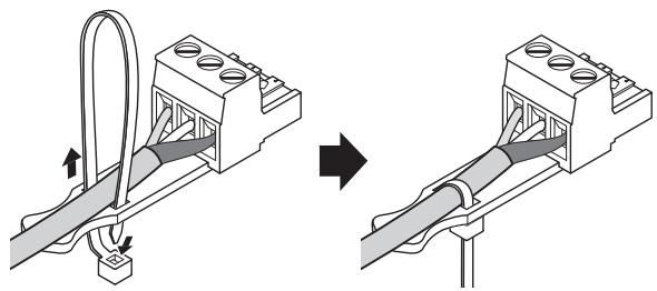 YAMAHA MTX3 - Pour les prises Euroblock (3 broches) des connecteurs [INPUT]/[OUTPUT], utilisez les attaches-câbles fournies afin de fixer le cable à la languette. - 1