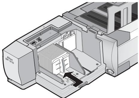 NIKON CHARGEUR 50 DIAPOSITIVES SF-210 - Mise en place du chargeur - 2