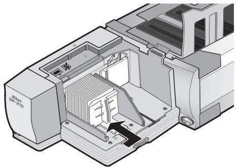 NIKON CHARGEUR 50 DIAPOSITIVES SF-210 - Loading the feeder - 2