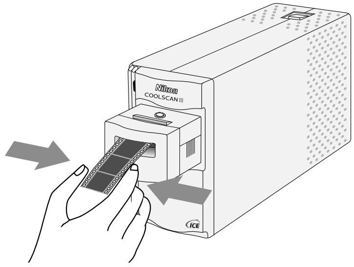 NIKON COOLSCAN III LS30 - Insertion du film - 1