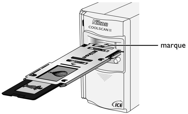 NIKON COOLSCAN III LS30 - Étape 5—insérer le FH-2 dans l'adaptateur - 3
