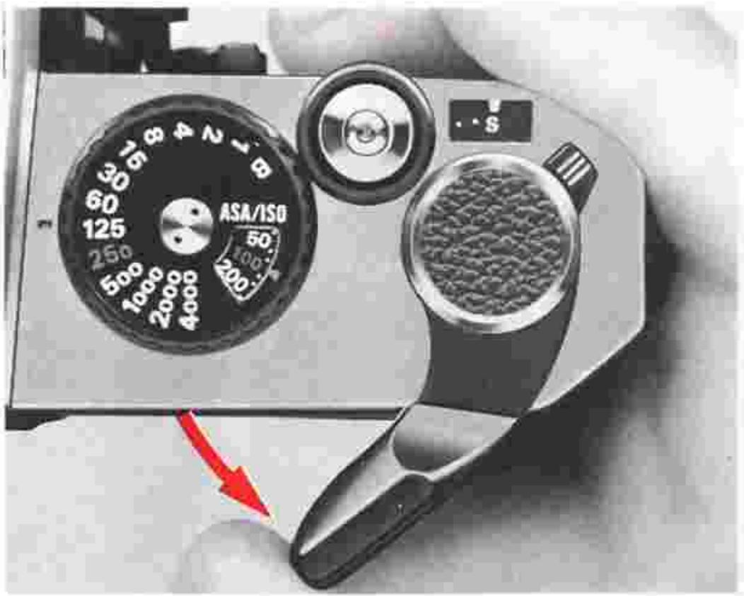 NIKON FM2 - Put the battery chamber lid back in its place. - 1