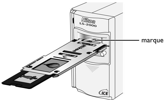 NIKON SUPER COOLSCAN LS2000 - étape 5—Insérer le FH-2 dans l'adaptateur - 2