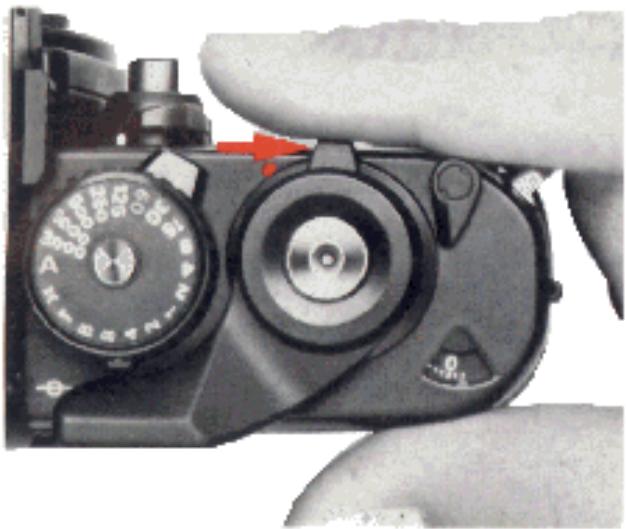 NIKON F3 - Replace the battery chamber lid. - 1