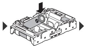 NIKON MB-D80 - Akkujen tai paristojen asettaminen paikalleen - 2