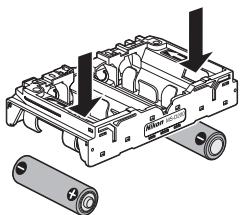 NIKON MB-D80 - Herausnehmen der Batterien bzw. der Akkus - 1