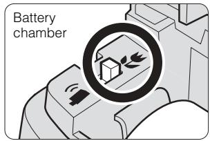 NIKON SU-800 - Installing batteries in the SU-800. - 3