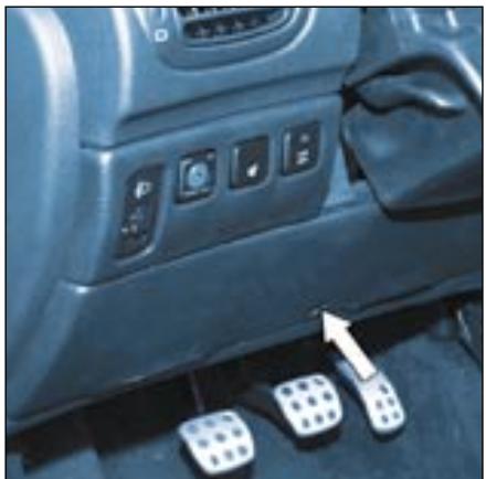 PEUGEOT 206 CC - Boîte à fusibles planche de bord - 1