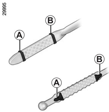RENAULT CLIO 3 2012 - Reading the level using the dipstick - 2