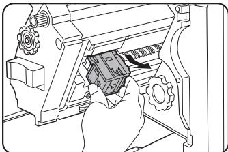 SHARP AR-M451 - Retirez la boîte d'agrafes vide. - 1