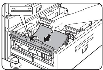 SHARP AR-M451 - Chargez du papier dans les tables d'alimentation en papier gauche et droite. - 2