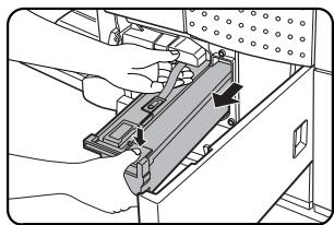 SHARP AR-M451 - Alors que le bouton de déverrouillage remonte, tirez la cartouche de toner et retirez-la. - 1