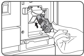 SHARP AR-M451 - Remettez la boite d'agrafes en place. - 1