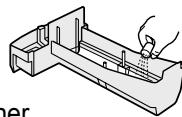 SHARP KC-930EU - Befüllen Sie die Luftbefeuchungswanne halb mit lauwarmem Wasser, fügen Sie eine keine Menge herkömmlichen Spülmittels hinzu und halten Sie die Lösung für etwa 30 Minuten einwirken. - 1