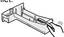 SHARP KC-930EU - Spoel de binnenkant van de luchtbevochtigingsbakuit met handwarm water om vuil te verwijderen. - 1