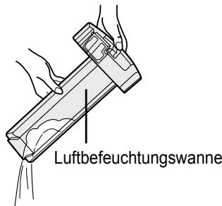 SHARP KC-930EU - Nehmen Sie den Wasserbehälter und Luftbefeuchtungsfilter von der Luftbefeuchtungswanne ab. Lassen Sie das angesammelte Wasser ab, indem Sie die Luftbefeuchtungswanne langsam ankippen. - 2